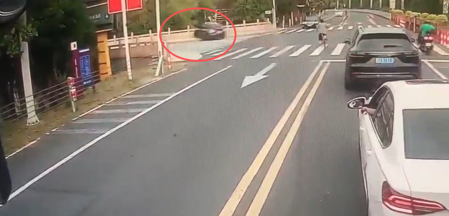 【#一车辆逆行后撞破桥栏坠落#视频流传，当地交警大队：此事正在处理】#交警回应车