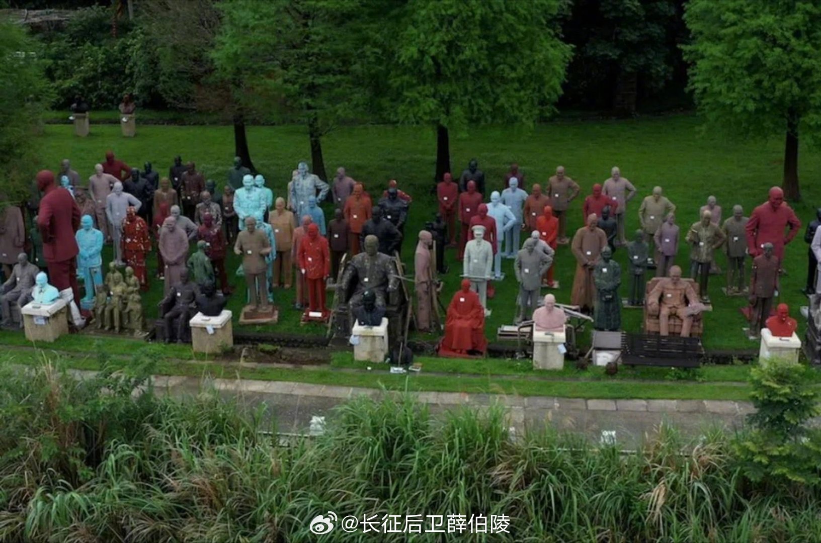 【蒋介石主题公园】台湾陆续拆除了700多座蒋介石的雕像，集中放在了一个公园里早晚