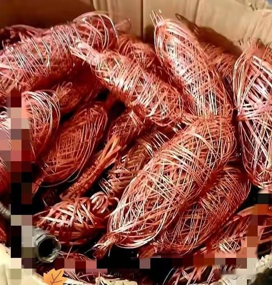 心疼到心坎里！我爸攒了四年的废铜，两三百斤，昨天拿去卖，结果回收站老板一口价38