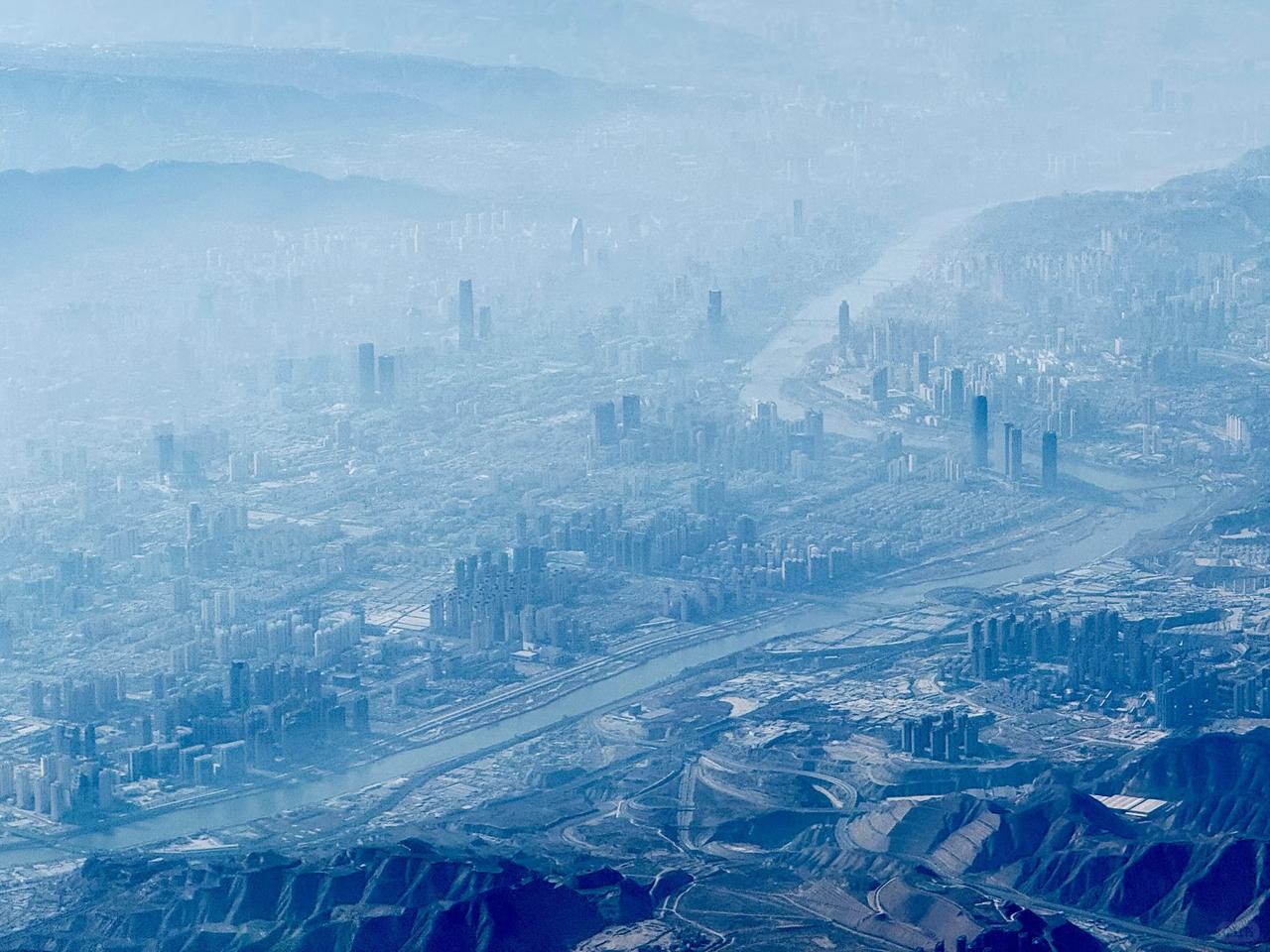 西北虽大，主要经济区却以西安为中 心，以兰州为边界。 兰州是中国主体民族在西部最