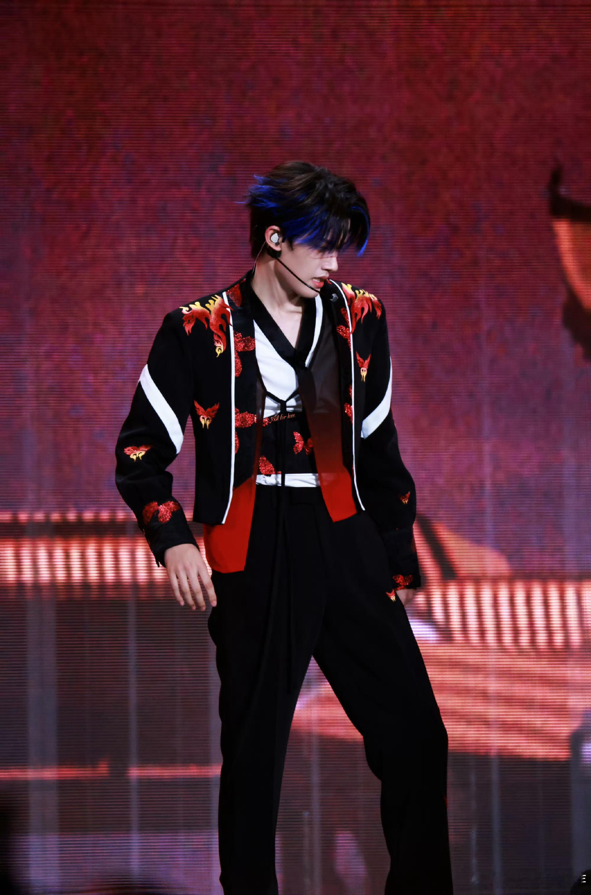 张极蓝发挑染直接帅出圈。蓝发挑染彰显个性，让他在人群中脱颖而出，每一个动作都散发