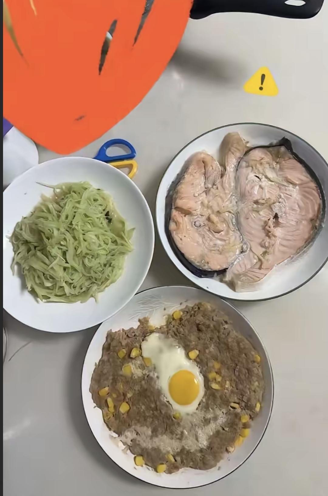 最近有个事儿火了。有人发朋友圈说,请了个上门做饭阿姨,干了两小时花了100块。照