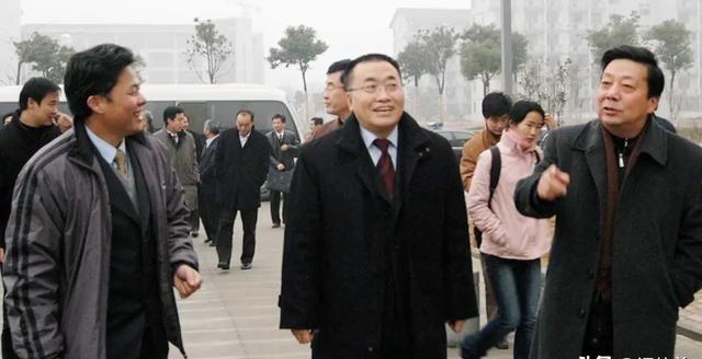 2005年冬，时任安徽省省长王金山来到安徽大学视察，安徽大学视察，安徽大学党委书