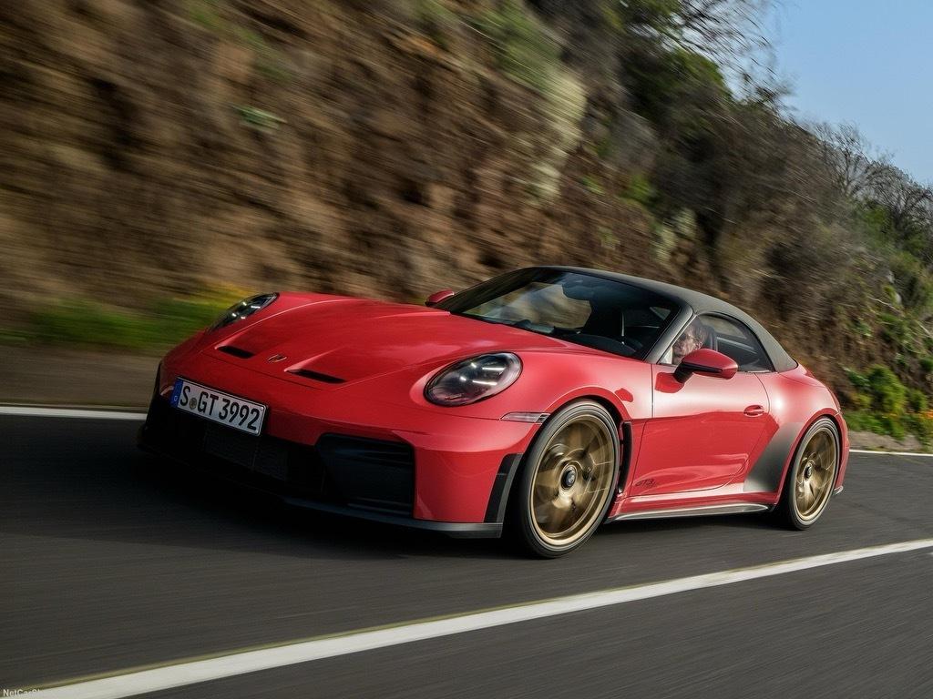 保时捷911 992 GT3 S/C融入了GT车型宽车体结合了软顶敞篷设计搭载了