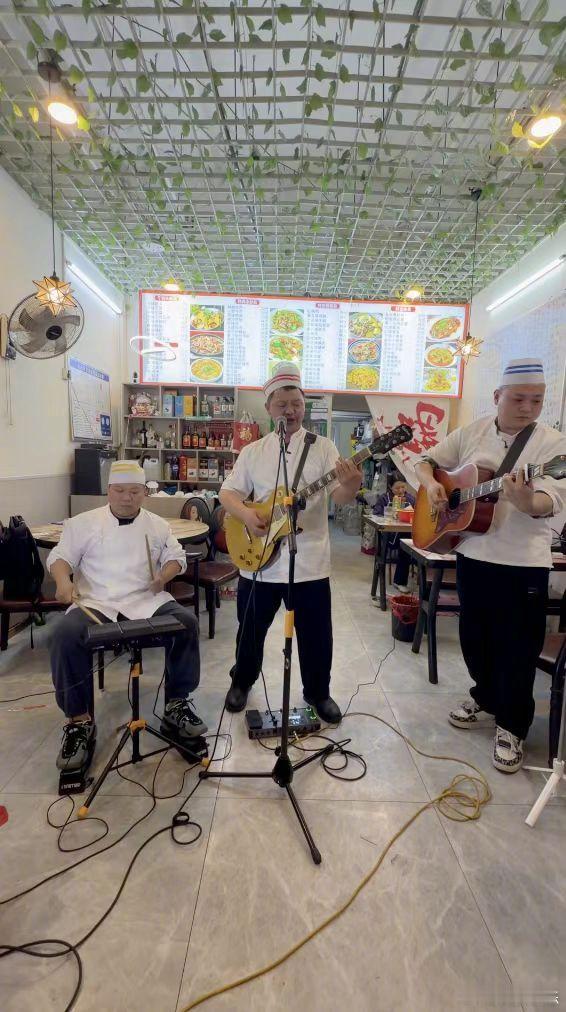 在南昌这间52平的小店里，物理空间虽然有限，但精神密度极高。三位跨行而来的成员用