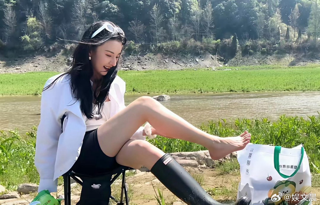 宋祖儿脱袜子这一幕也太真实可爱了，随性又接地气，少女感满满～ 