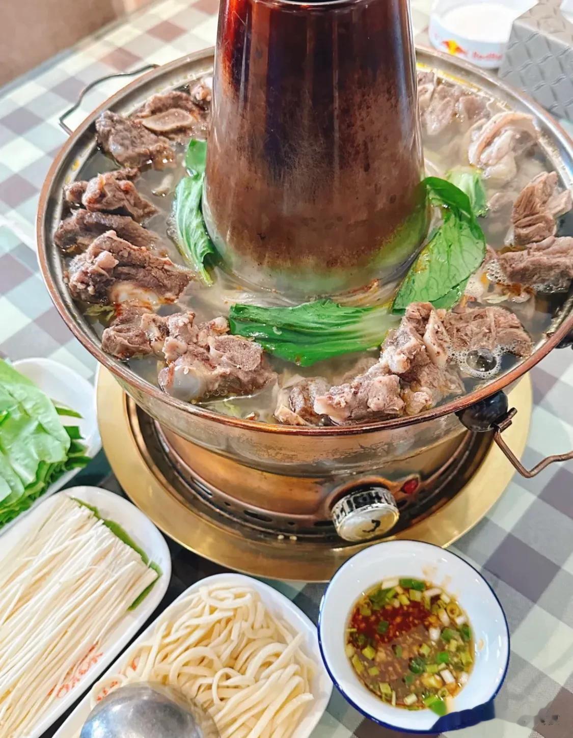 #乌鲁木齐头条# 天冷就要吃土火锅呢，这家九运司附近靠近飞机场这有一家土火锅，今