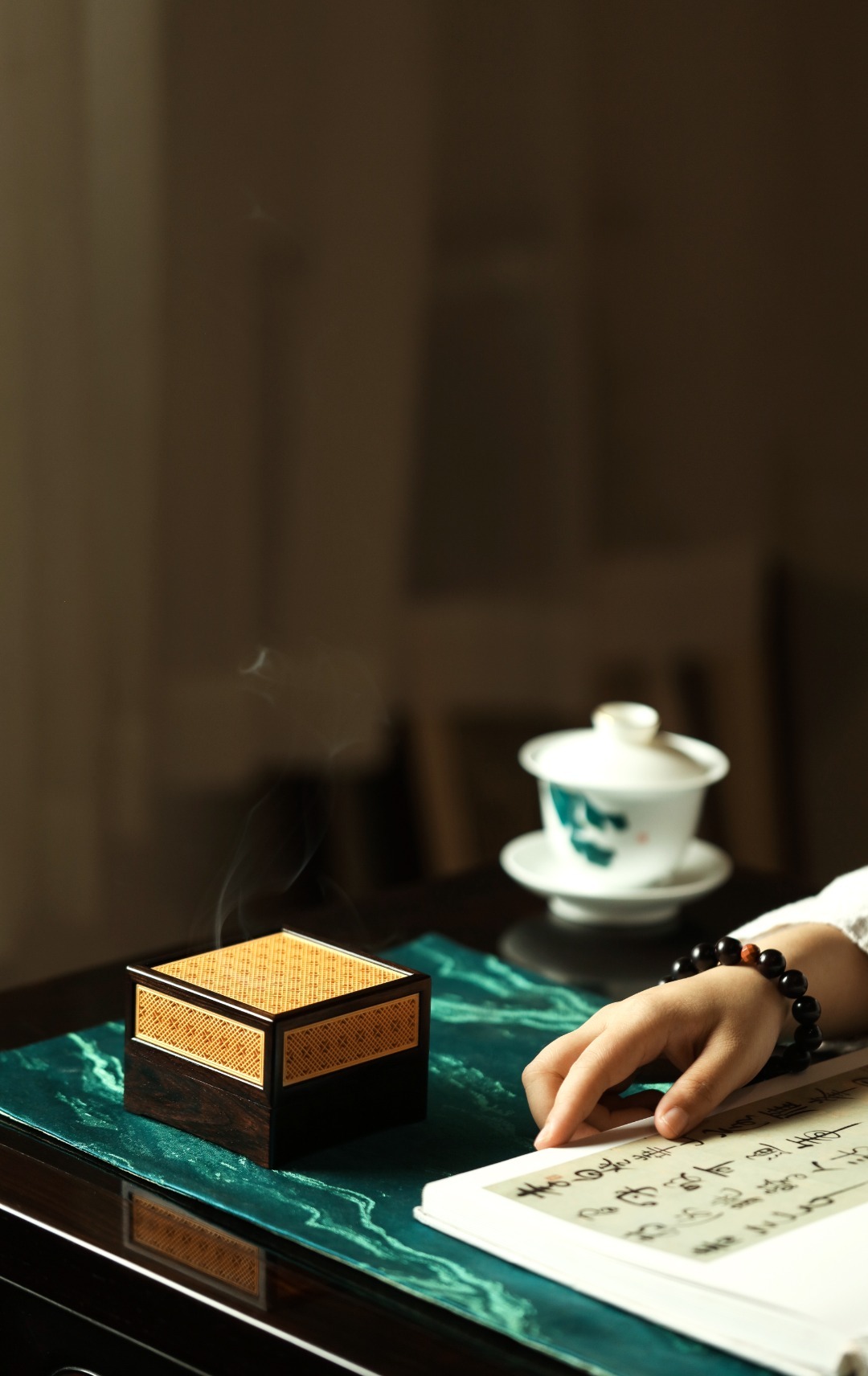 紫光檀X黄杨木 | 香盒经典手作，纯榫卯架构，做工精良，盒透雕吉祥窗格纹；寓意甚