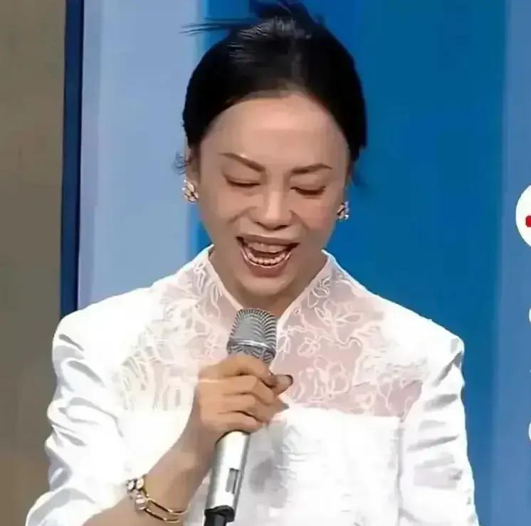 好多人质疑黄绮珊是怎么进入春晚的，这形象和水平能上春晚，还把《难忘今宵》这首歌曲