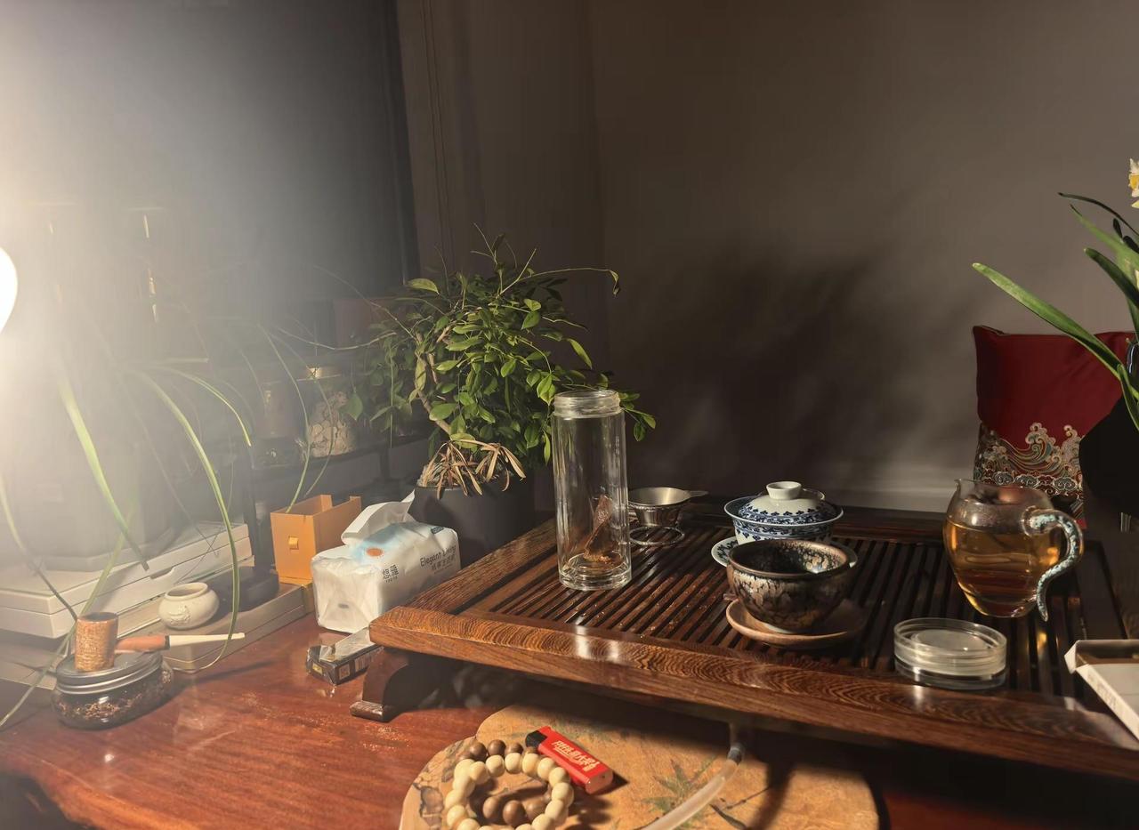 人到中年，褪去浮躁，不再追逐喧嚣与浮华。内心安然笃定，从容平和，不慌不忙，这份自