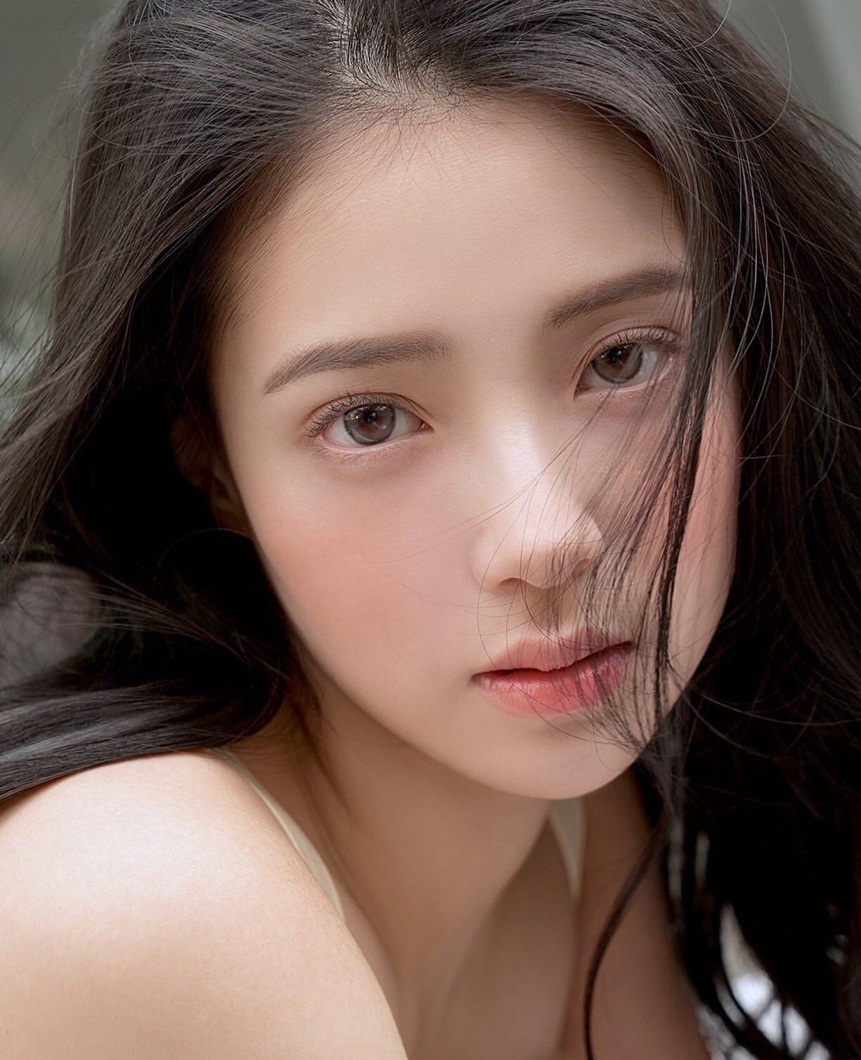 坚信不被消费主义裹挟的我 当年看到这组美瞳宣传图也被震撼了很久✨（模特ins：x