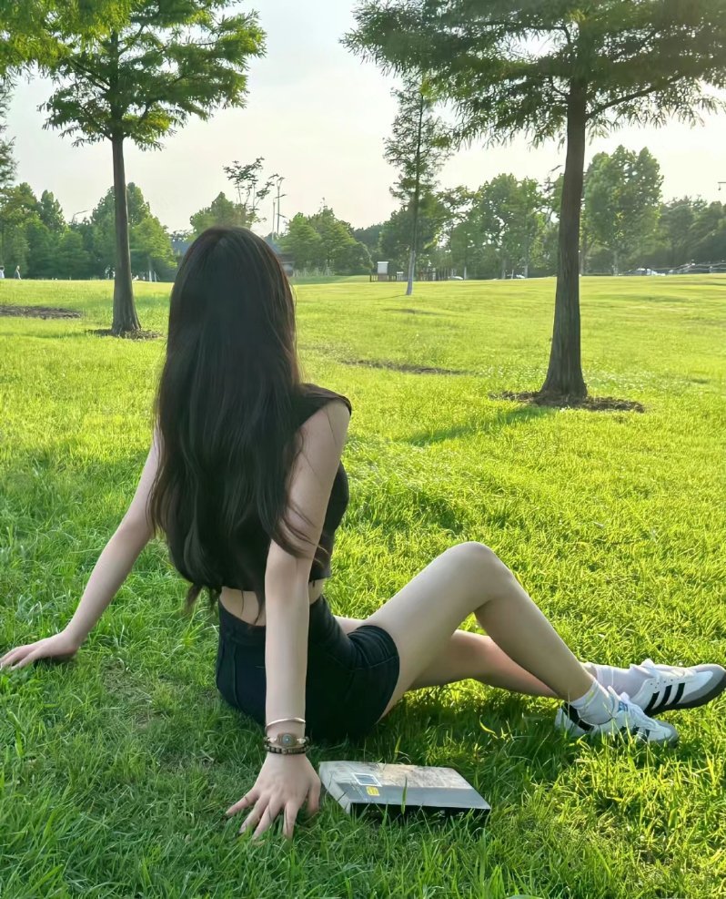 可惜这个世界上的宽容和原谅 都是以折磨自己为代价 . ​​​