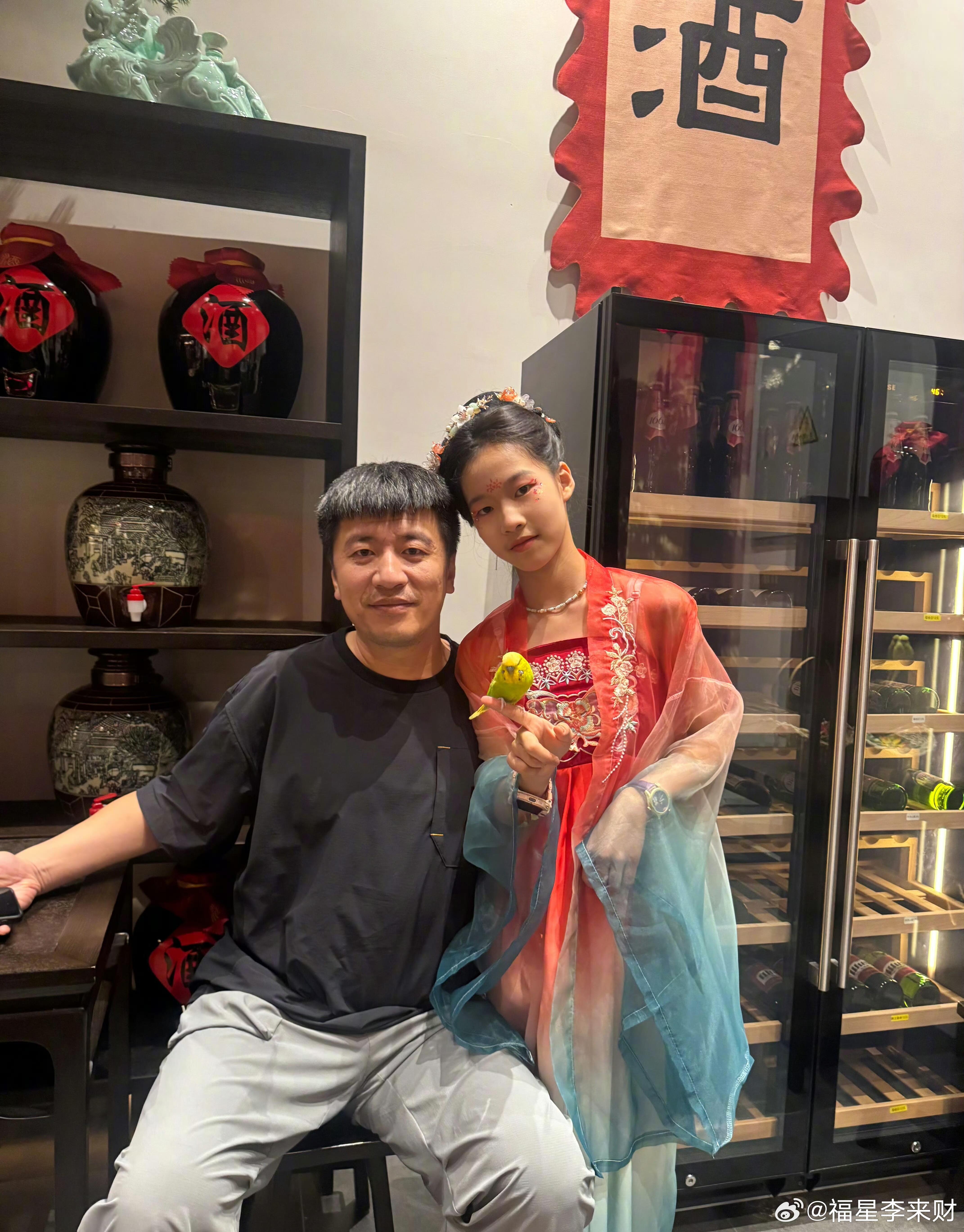 张老师珍贵的跟女儿合影 