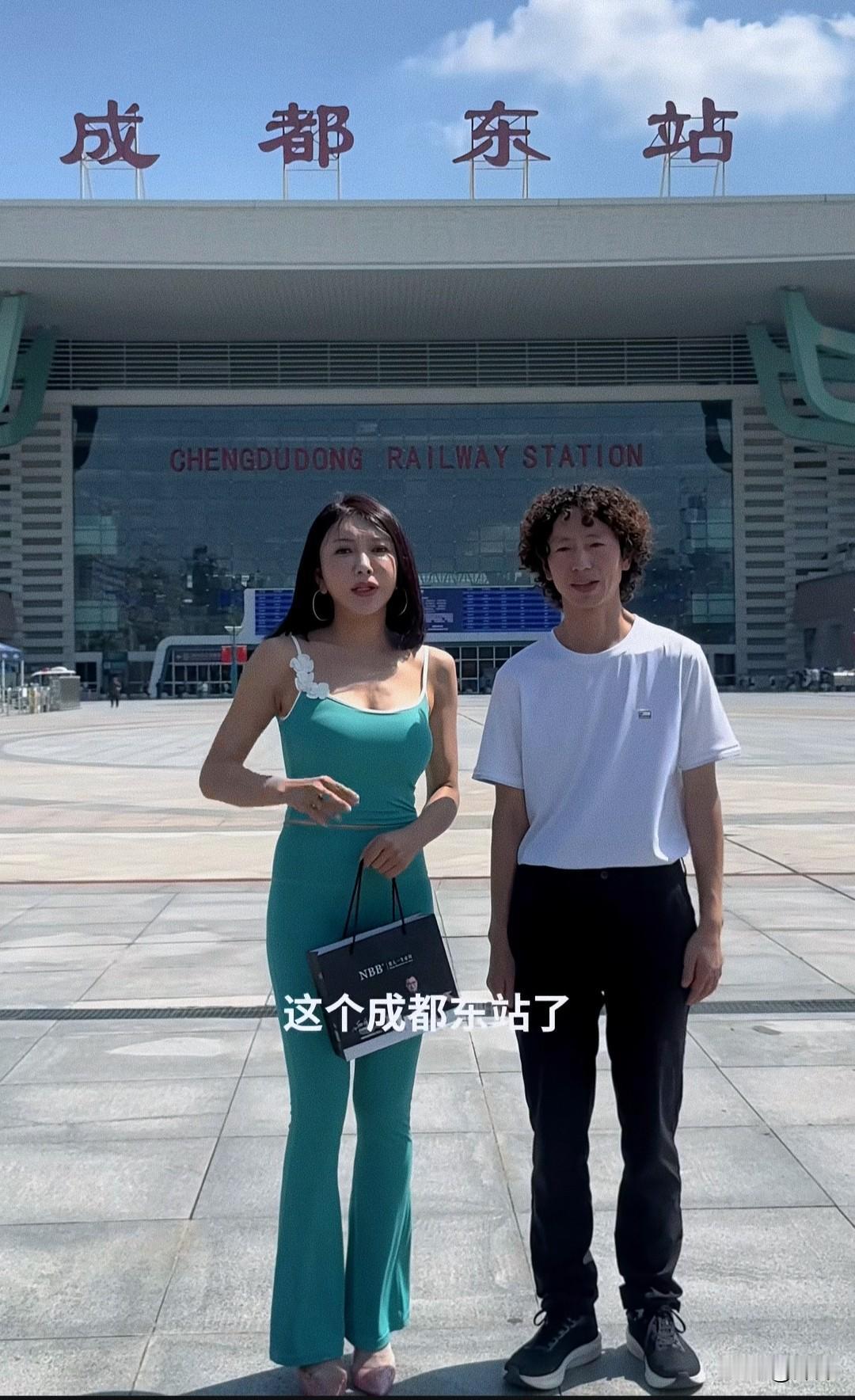龚玥菲女士和庞麦郎在成都站再次相聚，本以为她们两个不会在见面合作了！

俩人见面