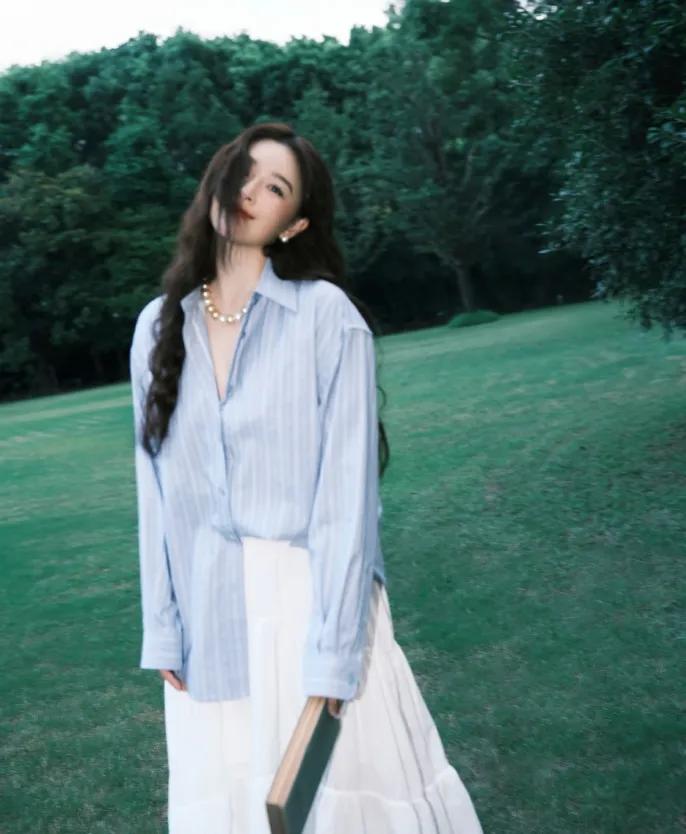 春夏穿搭天花板！阚清子这套直接抄作业👍
蓝条纹衬衫+白半身裙，经典蓝白配，清爽