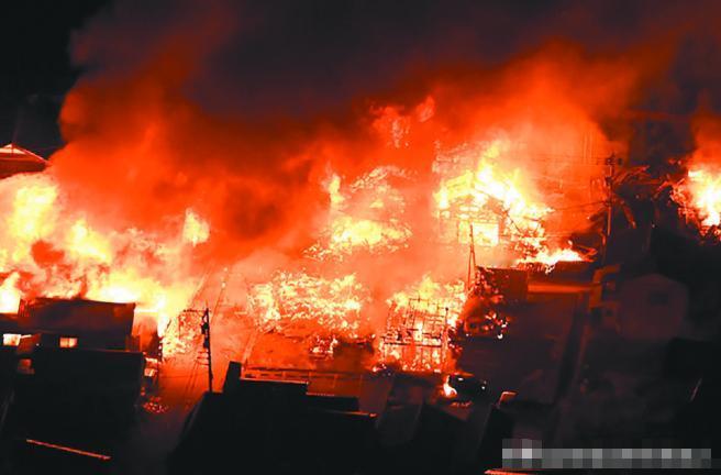 日本本土烧了一夜！很多人以为这只是一场普通的意外火灾，错了！真相是，这场瞬间吞噬