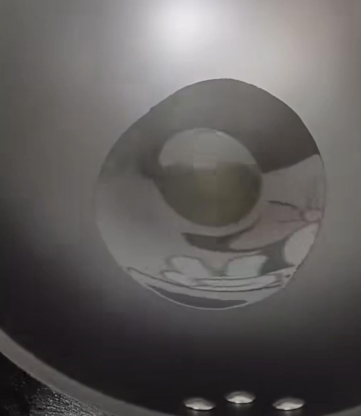 男子晒自己买的炒锅
别说沾菜了
连油都不沾，“炒完菜反过来锅都不用洗”