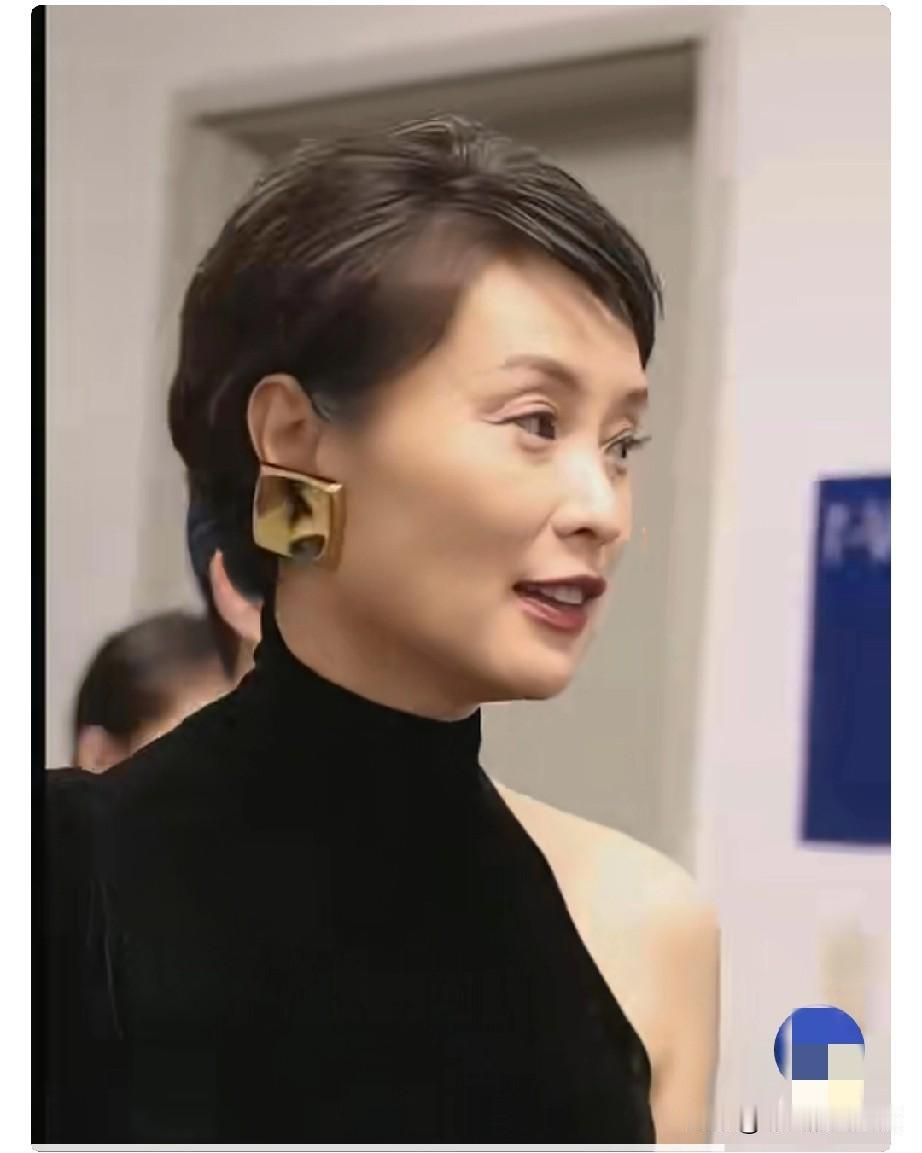 吴越爸爸书法很好，引以为傲，爸爸给她写的“差不多就得了”这句话成为了她的人生信条