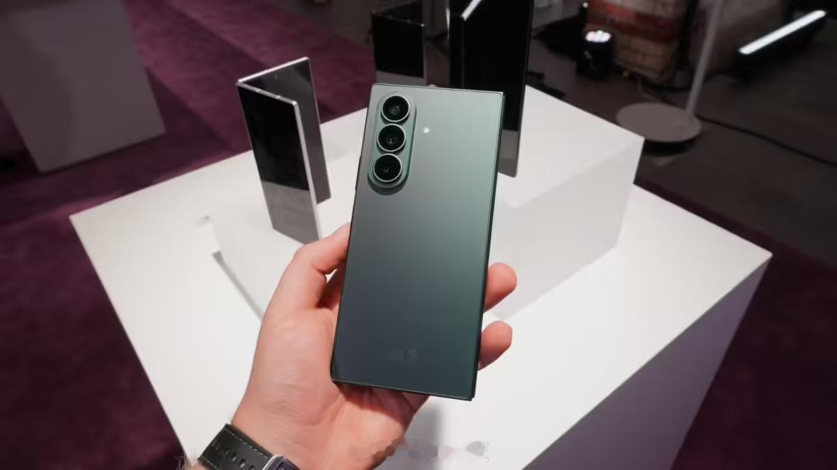 【三星新广告疑似影射折叠iPhone】三星称欢迎来到折叠时代 苹果马上就将入局折