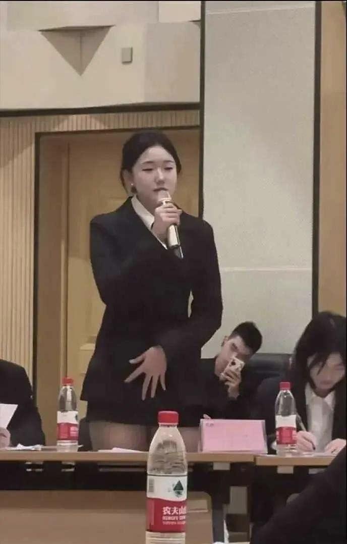 在她起身的那一刻胜负就已分了