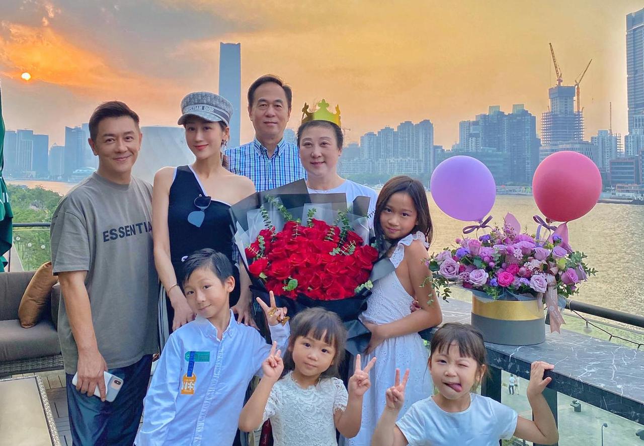 这次陈浩民苦苦维持的体面，被妻子蒋丽莎撕得稀碎。一句不知足，真是很难收场了。
 