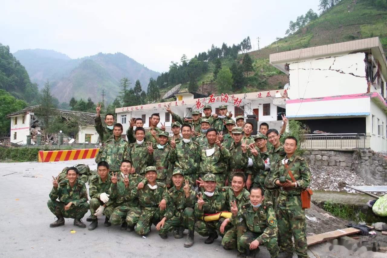 汶川地震进村入户的一张旧照。记得在山路上徒步走了差不多一个晚上，清晨终于按时到达