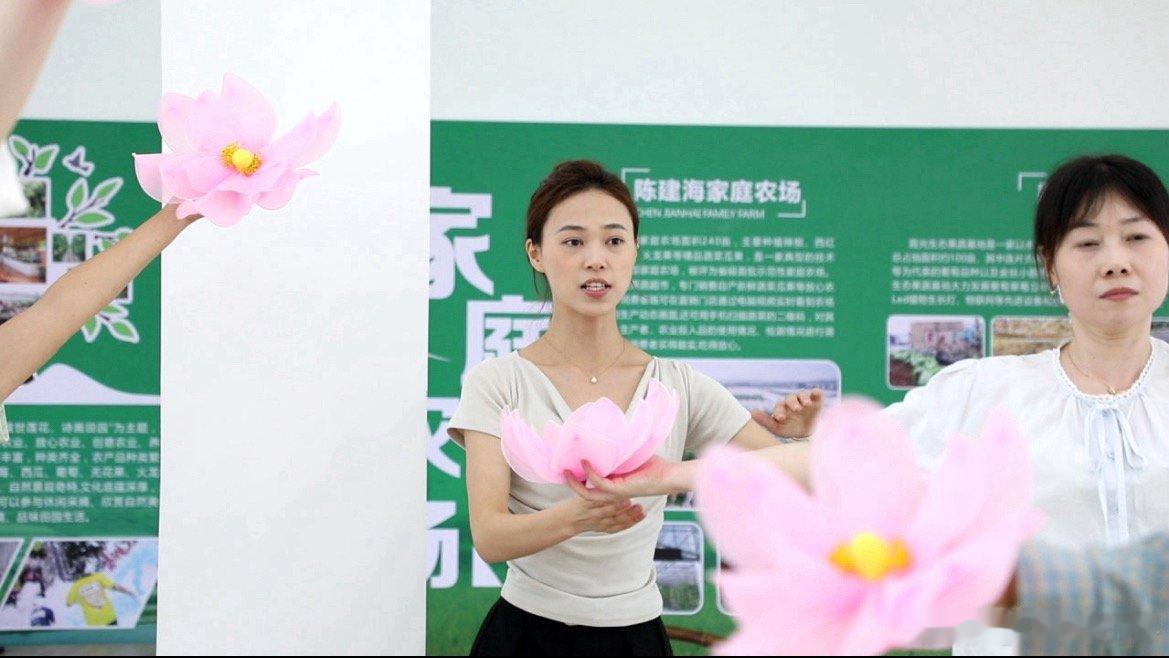 衢州00后姑娘用一支采莲舞让热爱在家门口绽放00后青年编舞筑梦，采莲舞姿绽放乡村