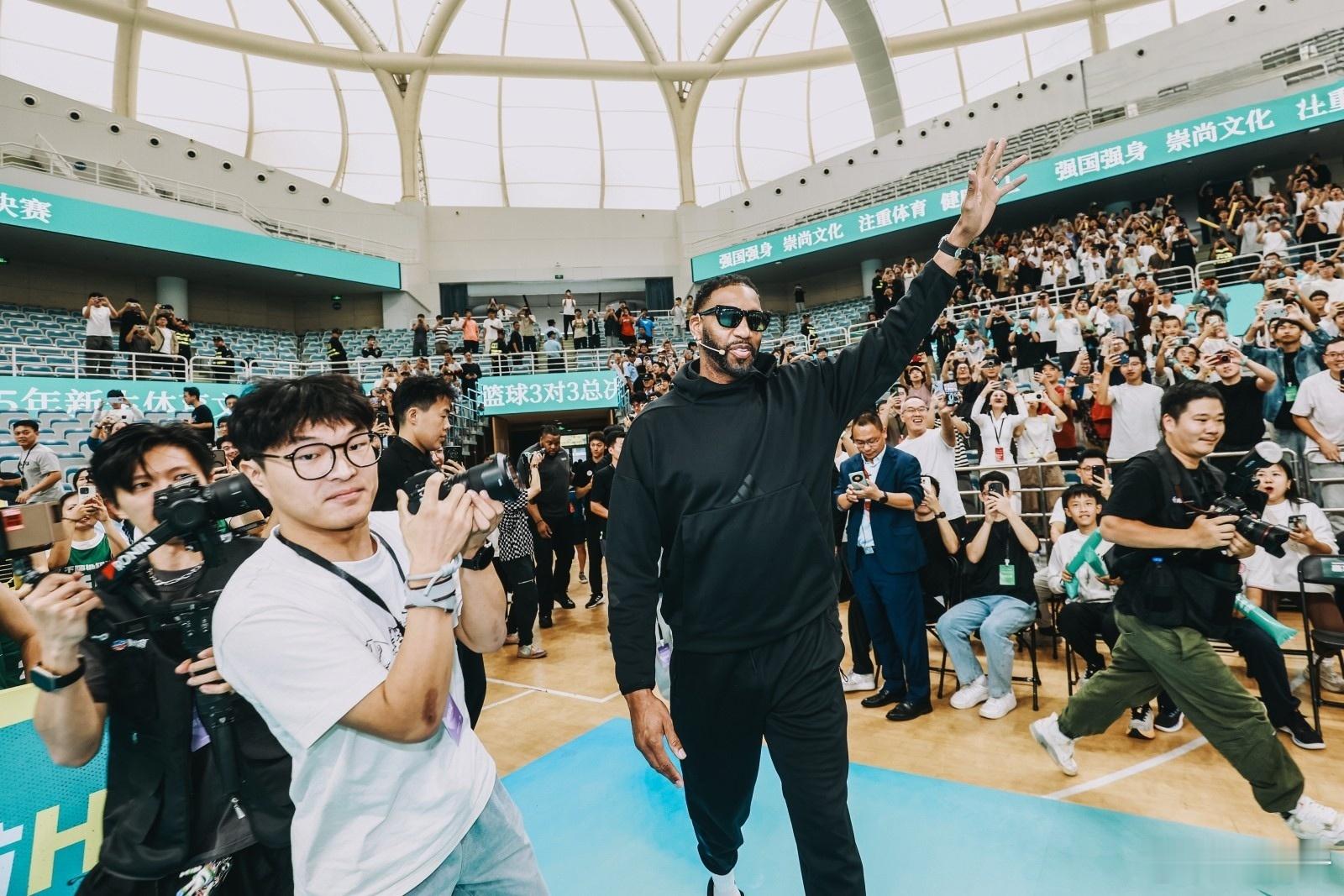 健康校园·篮球挑战赛总决赛今日举行，这项赛事意义非凡，NBA 超巨球星麦迪亲临现