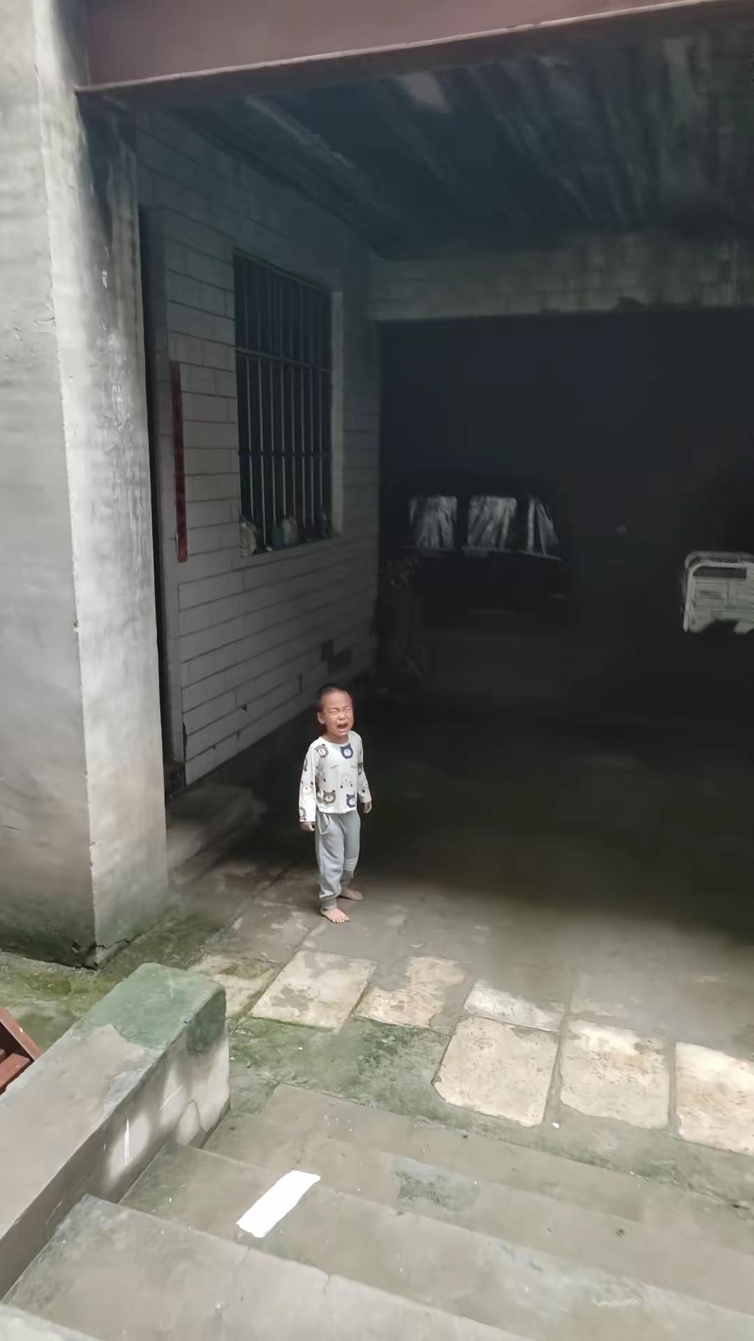 今天下午我就让他哭，哭死他，自立秋那天我就让他穿鞋，都一个多月了，一天鞋也没穿过