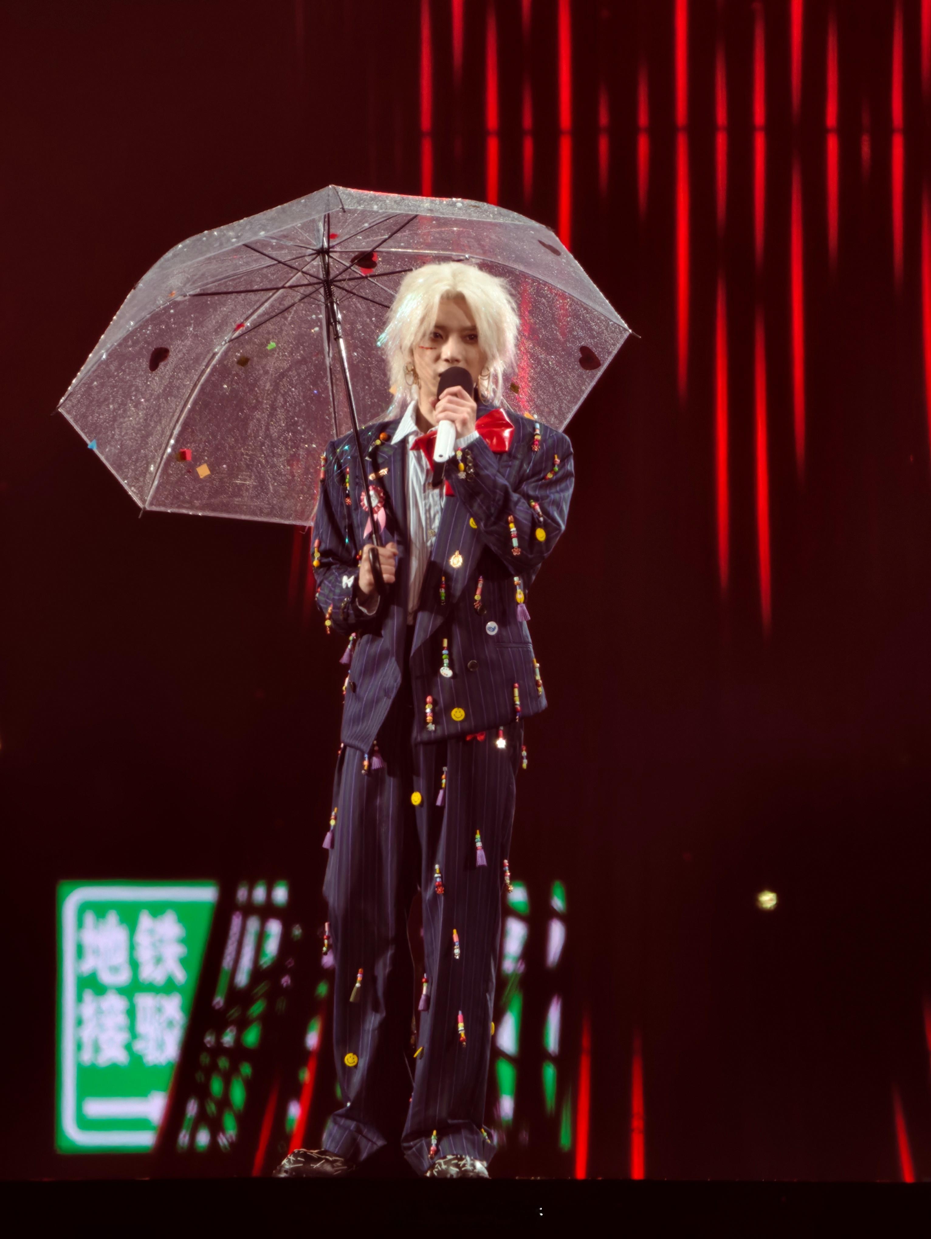 要说下雨天这个雨伞配华晨宇这个造型也有挺有意思的，也不显得突兀。估计是开户外也开