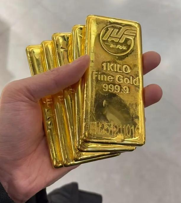 感慨，昨天和一个做了十几年黄金投资的朋友吃饭，他压低声音跟我说：“手里金子成本在