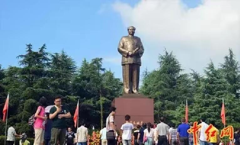 去过那么多景区，韶山毛主席铜像广场的氛围真的独一份！朋友说上万人扎堆却没人吵架，