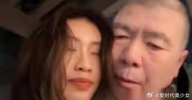冯小刚，太没有分寸感了。 养女徐朵，已经21岁，长成了大美女，冯小刚还和她贴脸亲