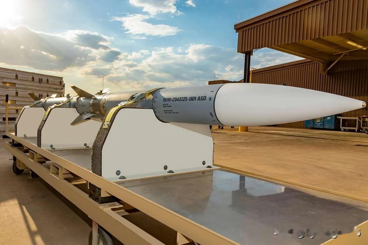 🇩🇰🇺🇸 丹麦正在采购236枚AMRAAM-ER地对空导弹，以扩展其多层