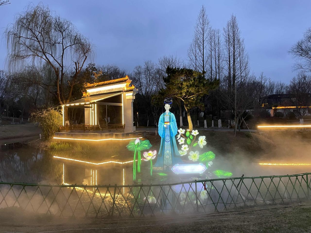 武汉的灯展，全部和马有关。一马当先，万马奔腾，老马识途，马不停蹄，汗马功劳，快马