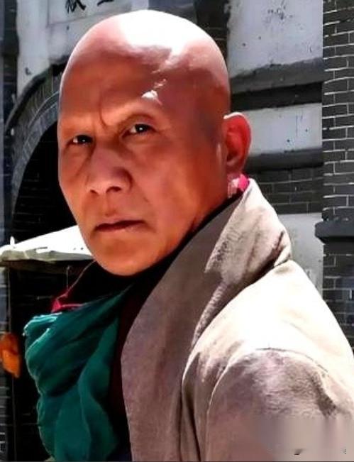 17岁那年，计春华给自己煎了锅中药，锅是铝的。第二天一早，他一照镜子，头发、眉毛