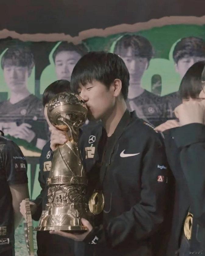 理性讨论[吃瓜][吃瓜]Gala到底是一名什么水平的ad？不可否认2个msi，卡