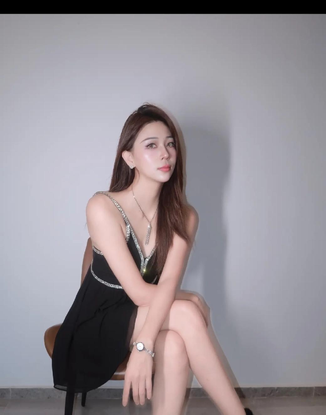 这个女生看着很像一个明星，她的颜值很高，特别是她的脸和眼睛很好看，很有辨识度。