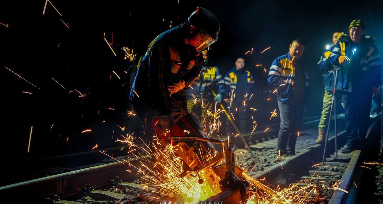 近日，中国铁路呼和浩特局集团有限公司呼和浩特工务段抢抓冬前设备整治“黄金期”，统