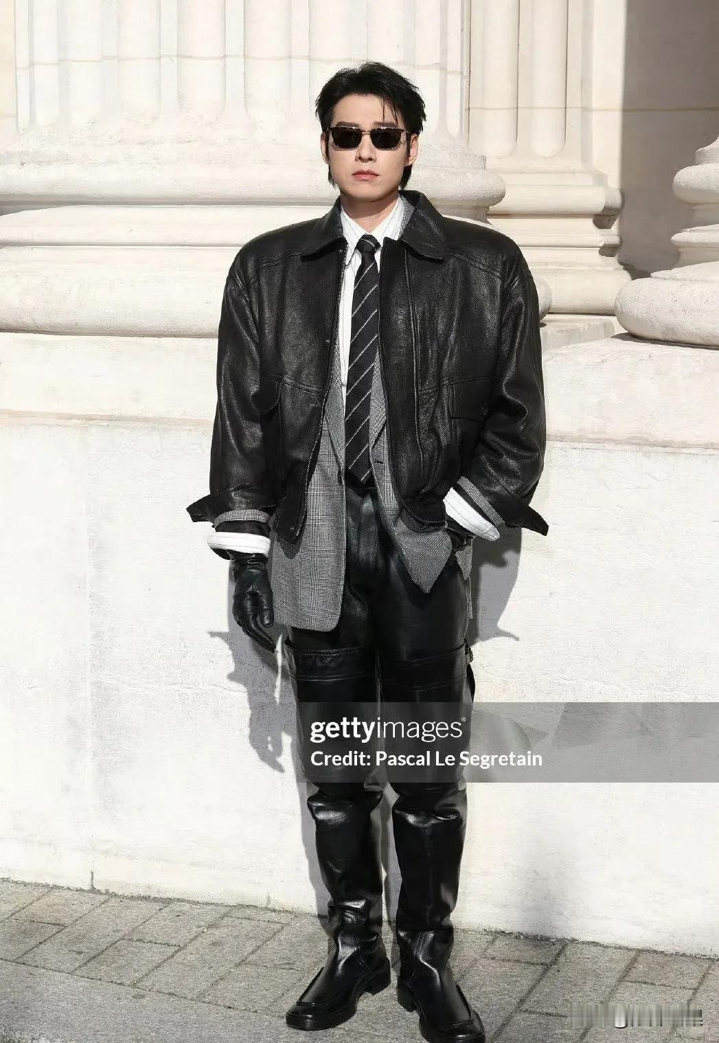 我先把话放在这里，
秦岚和魏大勋绝对不会结婚。

不是因为秦岚比魏大勋大十岁，