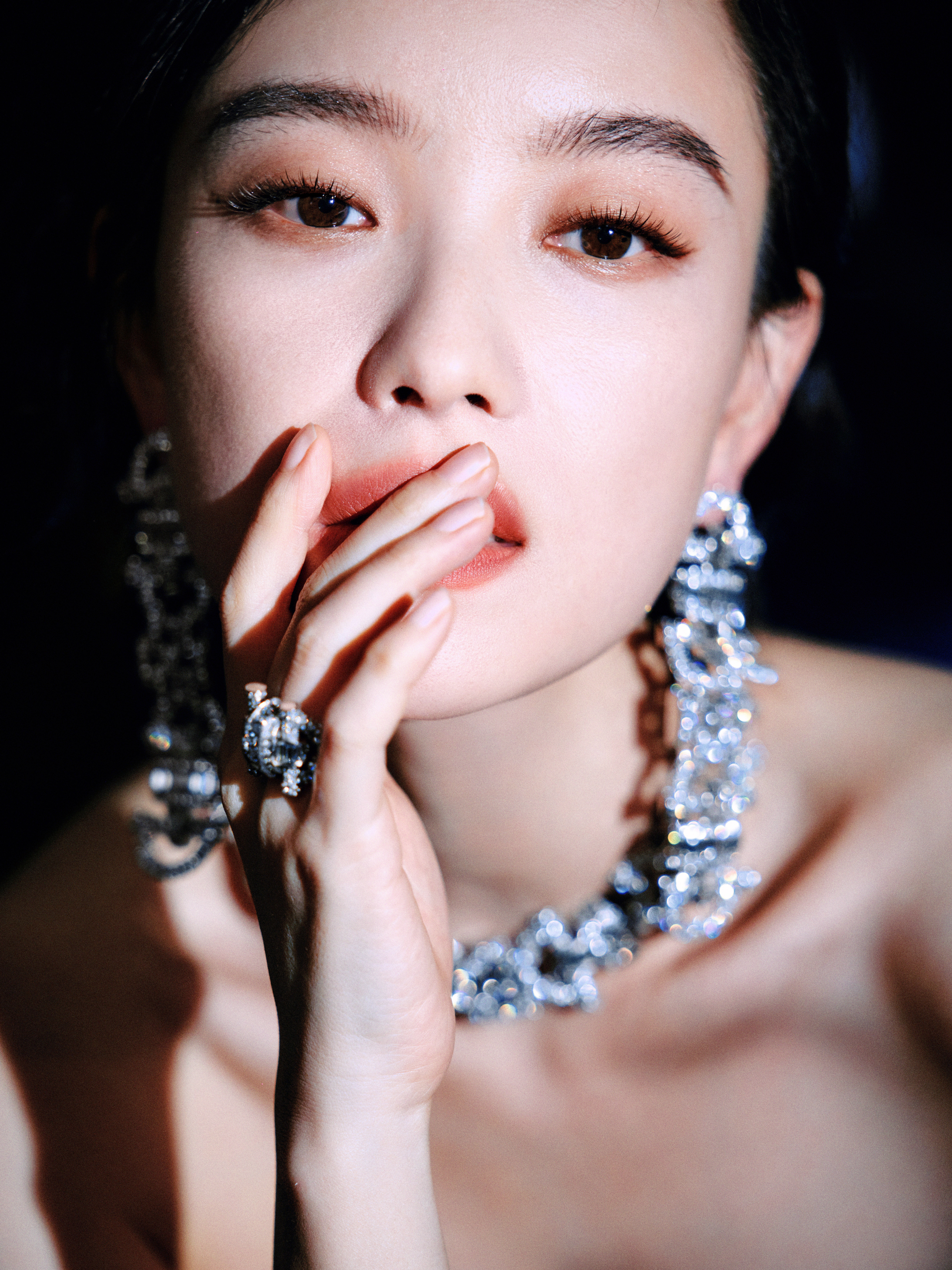 倪妮 黑色亮片裙衬得皮肤白皙透亮，利落的盘发与华丽的珠宝相得益彰，每一次挥手都带