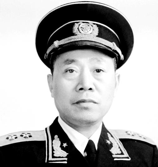 1958年，一场针对粟裕大将的批评大会，开得让人透不过气，轮到陶勇时，所有人都竖