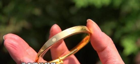 [微风]一女子在夜市花10块钱买了个镀金镯子,戴了八年都没没掉色,去金店清洗,师