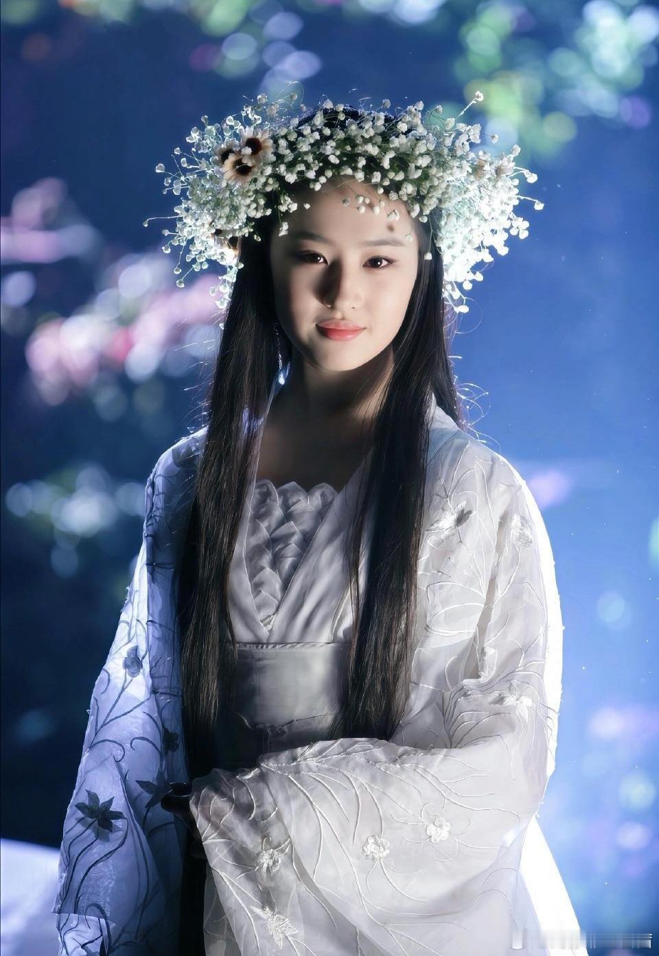 刘亦菲的三套古装造型，均以白色系为主，无论是纯白广袖流仙裙，还是淡蓝暗纹的纱质外