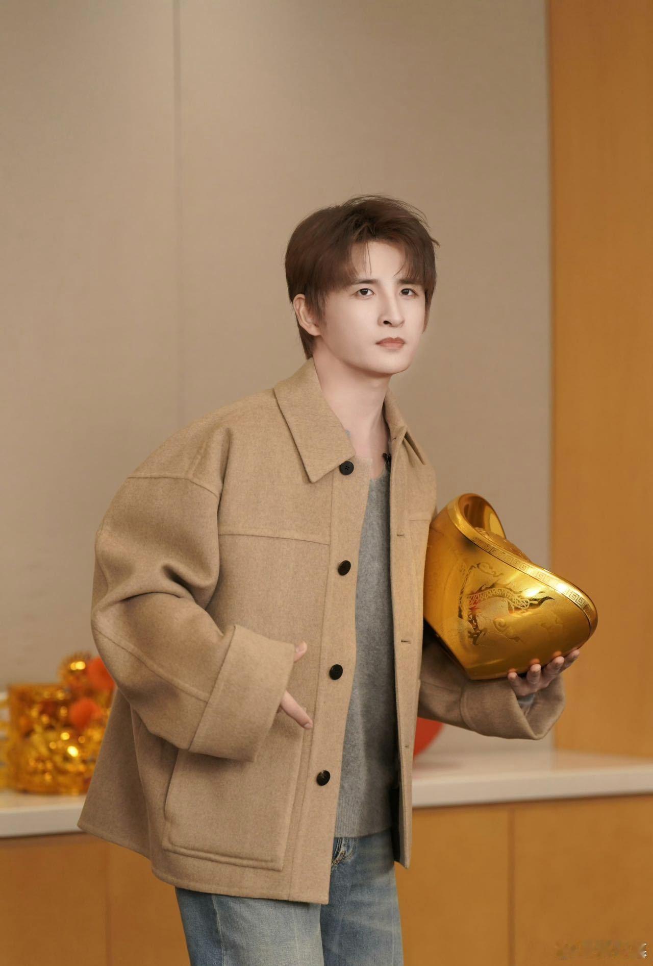 张远招财娃娃本娃  张远我就是招财娃娃本娃  张远化身招财娃娃，抱着大金元宝可爱
