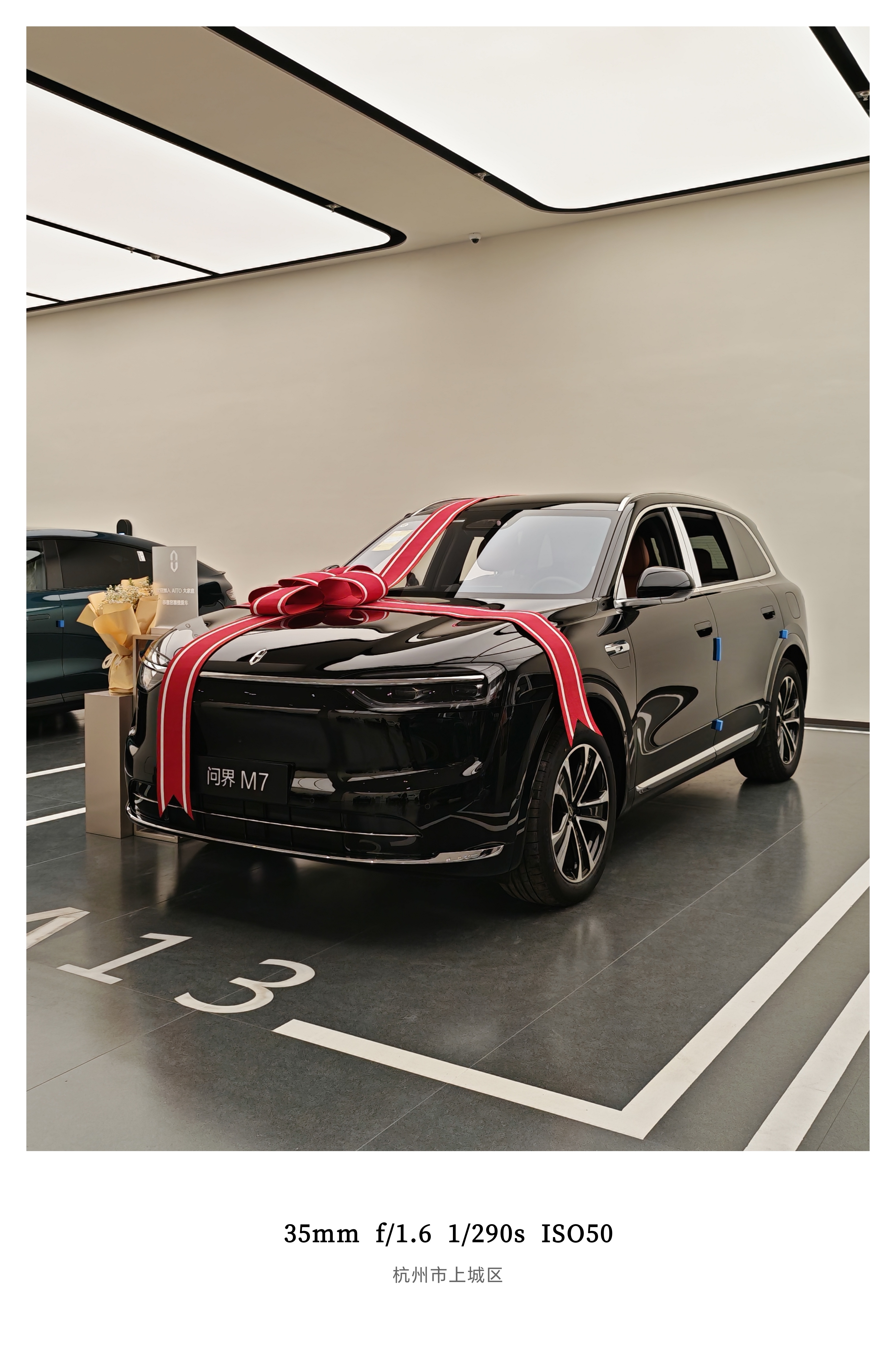 全新问界M7提了！还是咱们专属的小姐姐交付，黑色确实显得大气，跟大哥M9摆在一块