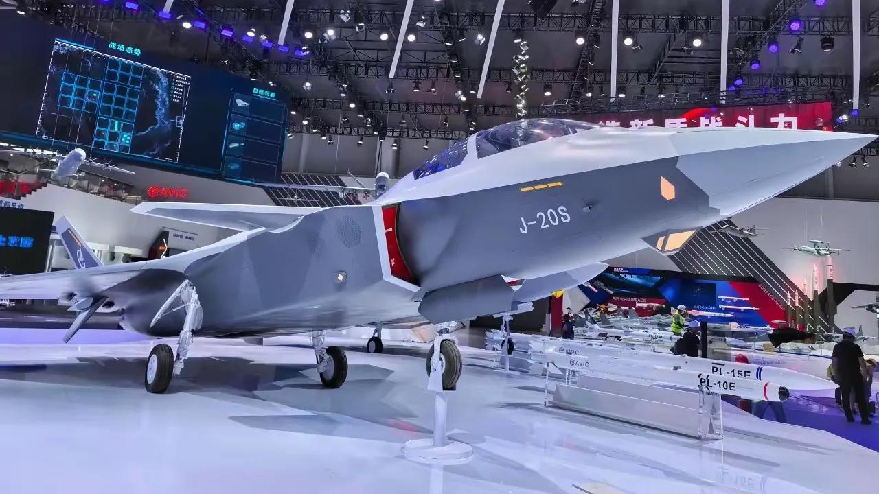 歼-20S双座型的正面高清图最近刷爆军迷圈。这架被称作"全球首款双座五代机"的国