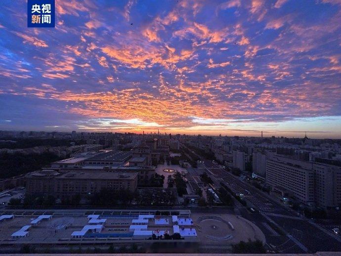 #北京蓝金配色天空# 今天清晨，北京天空出现绝美朝霞～太美了！[哇][哇][哇]