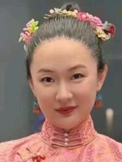 2026年4月，霍思燕携爱犬“霍蜜蜡”参加在泰国曼谷举办的“公主杯”国际犬展并夺