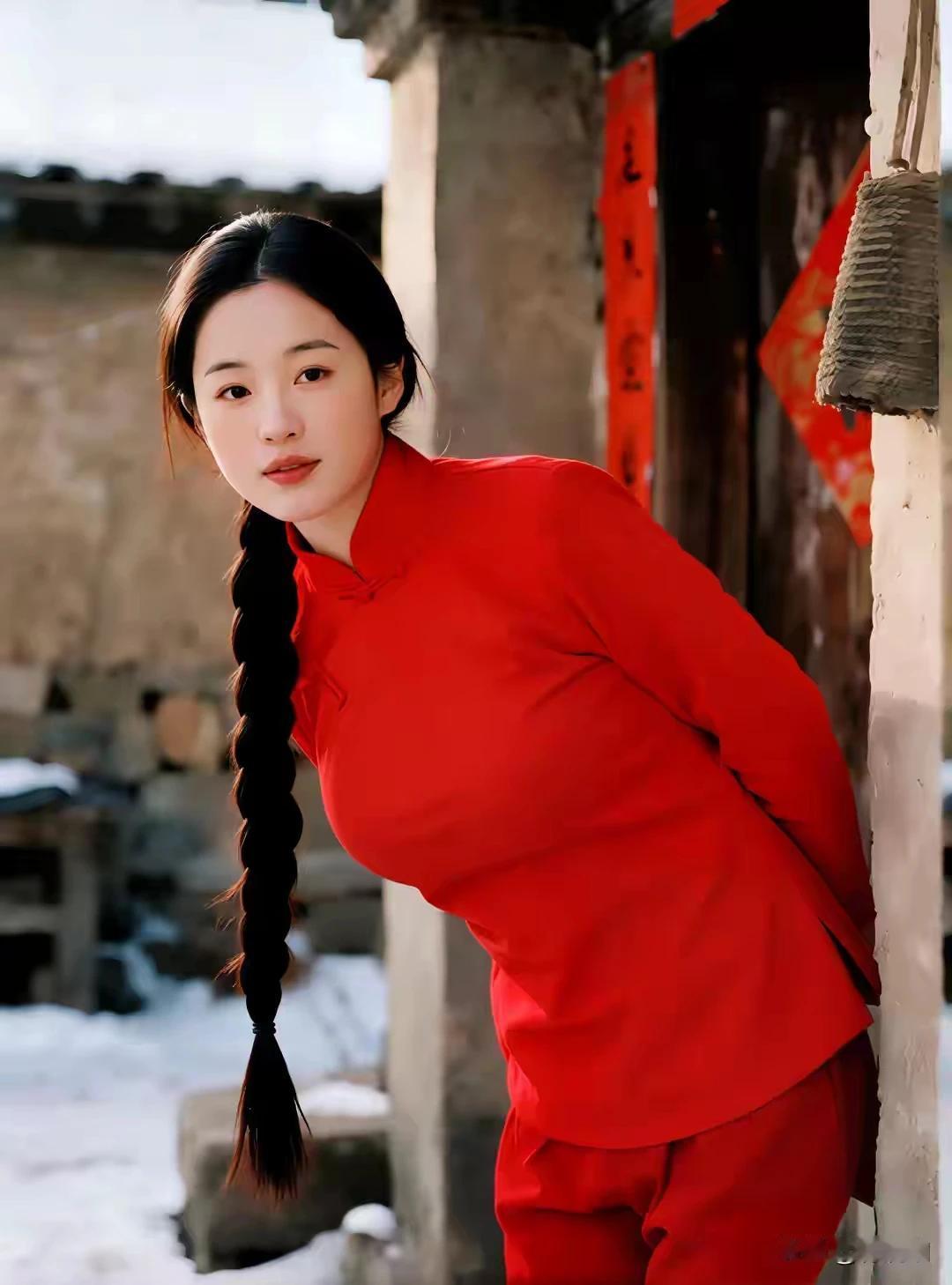 一袭红装依柴门，
期盼哥哥找回人。
年关一步一步近。
欢天喜地迎新春。